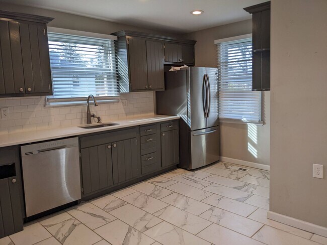 Building Photo - 153 Main St