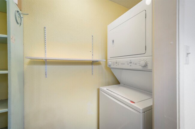 Building Photo - 14777 Wunderlich Dr