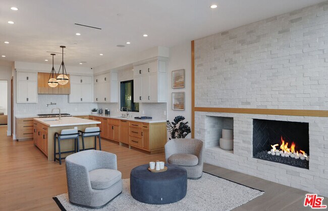 Building Photo - 7052 Dume Dr