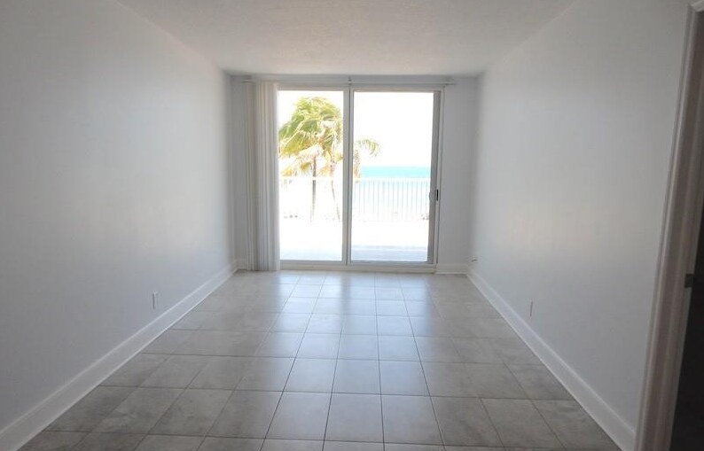 Building Photo - 400 N Surf Rd