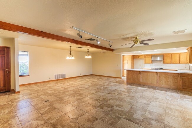 Building Photo - 3 bed, 2 bath home AVAILABLE NOW FOR RENT! $1,800/month.