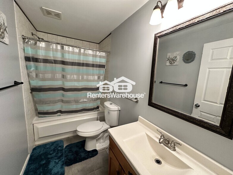 Building Photo - 10921 Jersey Ct N