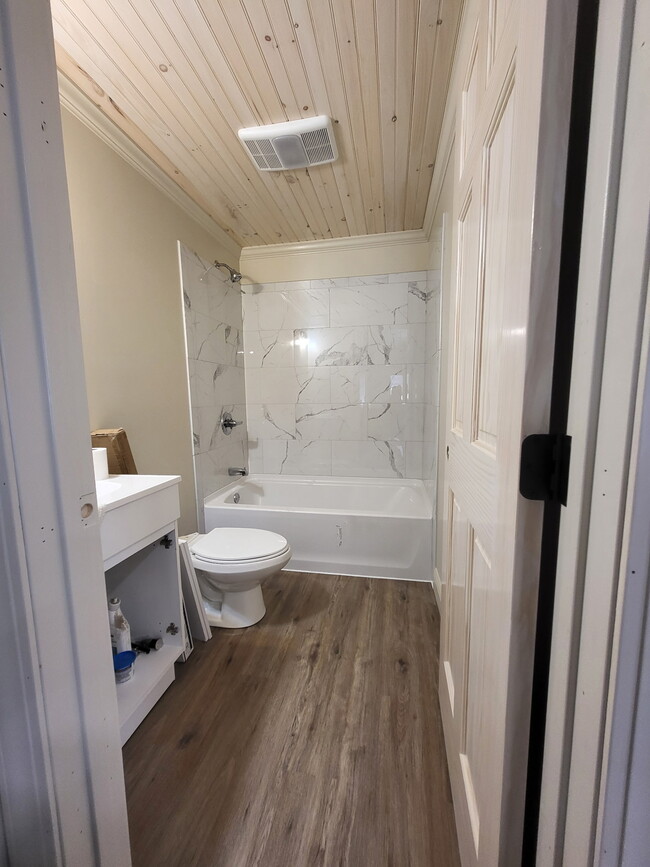 Bathroom with full sized tub, tile surround - 163 Decatur St