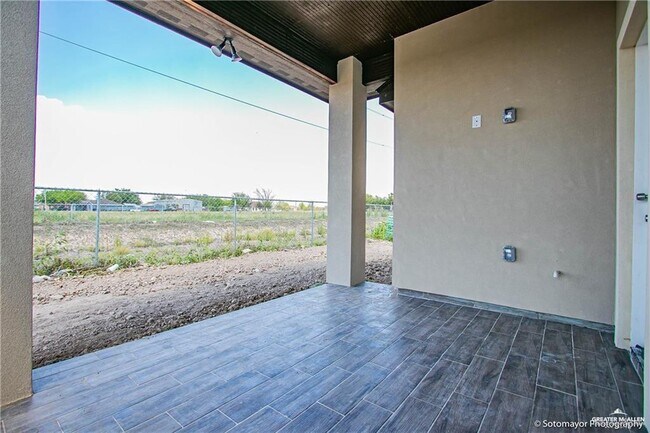 Building Photo - 19 Santa Isabel St
