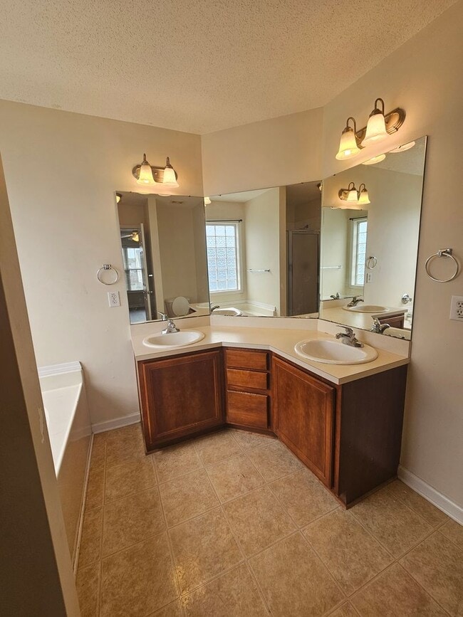 Building Photo - New Listing!!