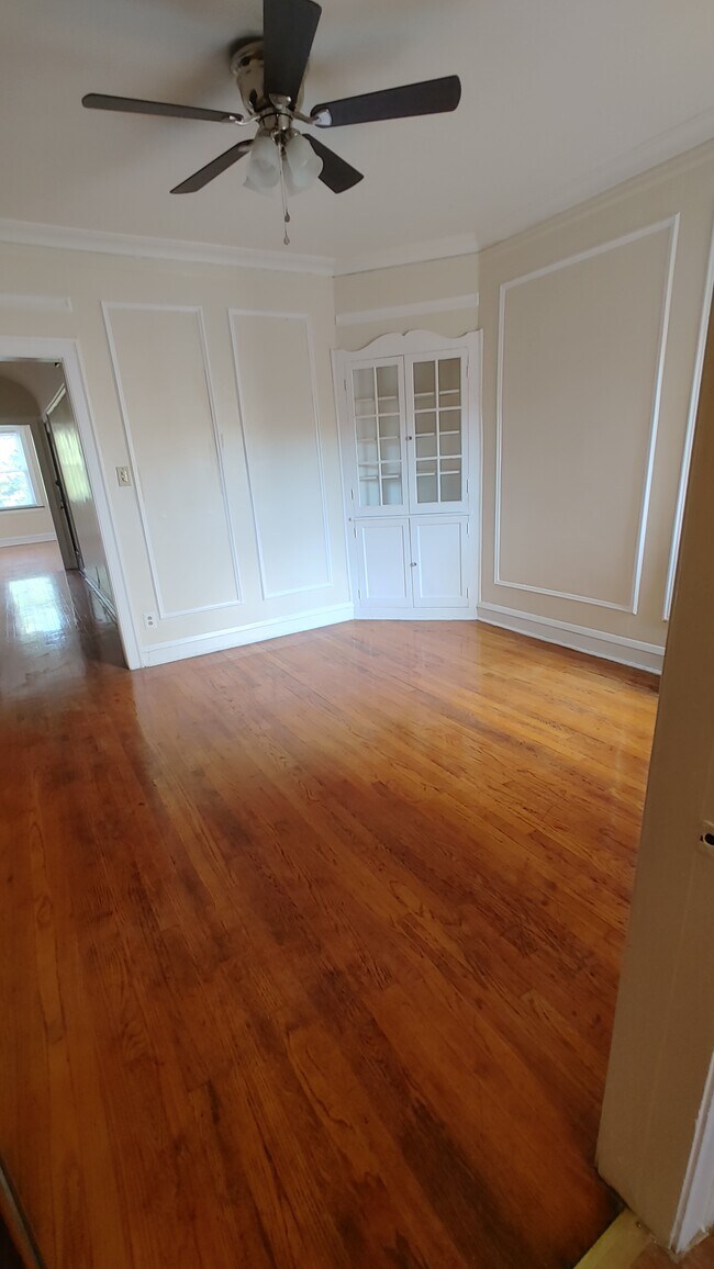 Dining room - 7431 S Jeffery Blvd