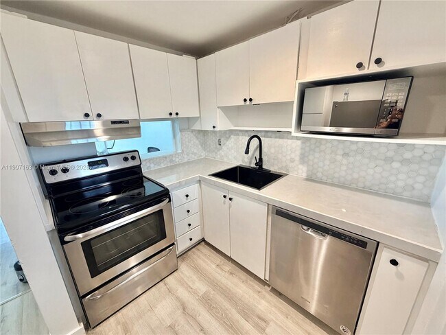 Building Photo - 2999 Point E Dr