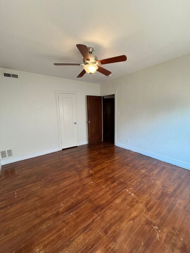 Building Photo - Large 2 Bed 1 Bath 1 car garage Duplex in Shartel Blvd Addn