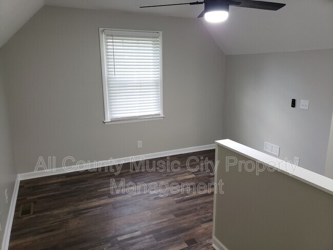 Building Photo - 553 Owendale Dr