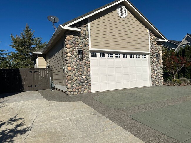 Building Photo - Amazing Price! Amazing Location!