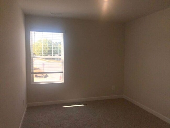 Building Photo - Beautiful Townhome with 1 Car Garage in Br...