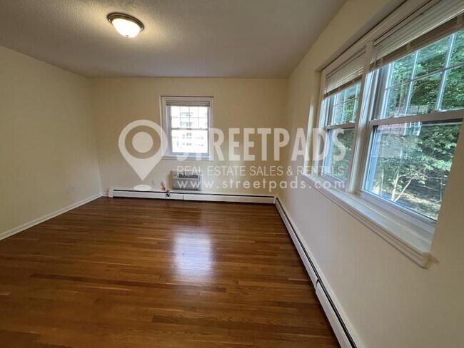 Building Photo - bedroom in Boston MA 02135