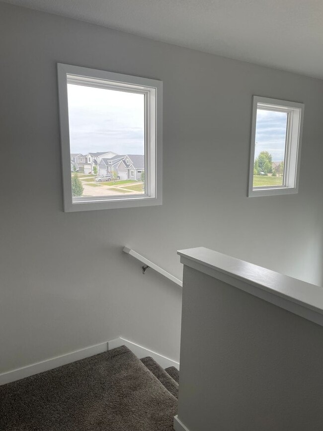 Building Photo - FREE RENT SPECIAL!  3 bedroom 3 bathroom Single-Family Home in Urbandale, IA