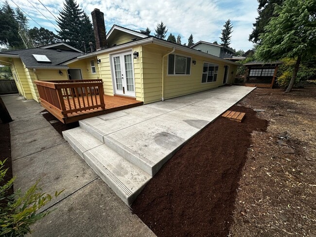Building Photo - Three Bedroom Home in South Salem
