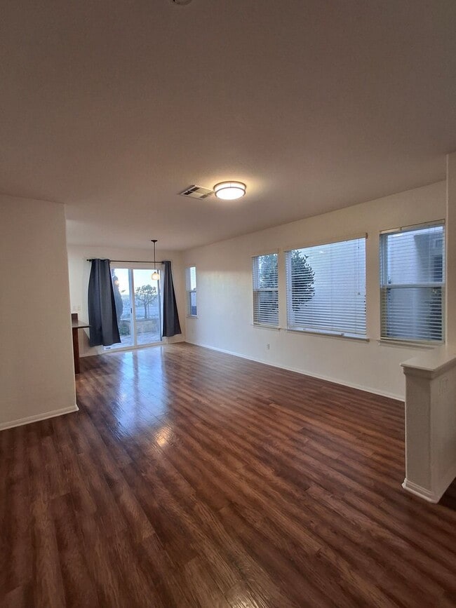 Building Photo - Amazing 2-Bedroom Townhome with Central AC/Heat! MUST SEE!