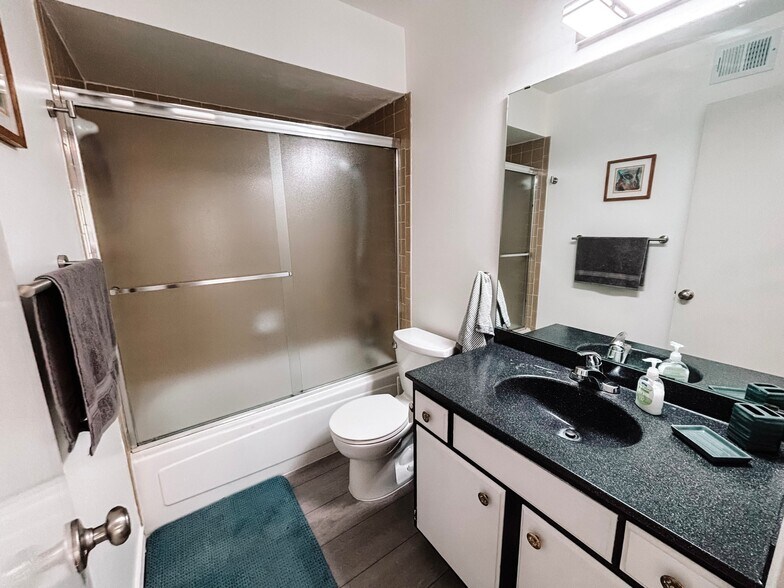 Building Photo - 8702 Village Dr