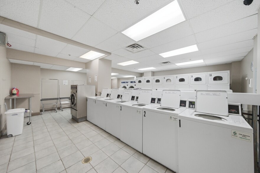 Building Photo - 5320 N Sheridan Rd