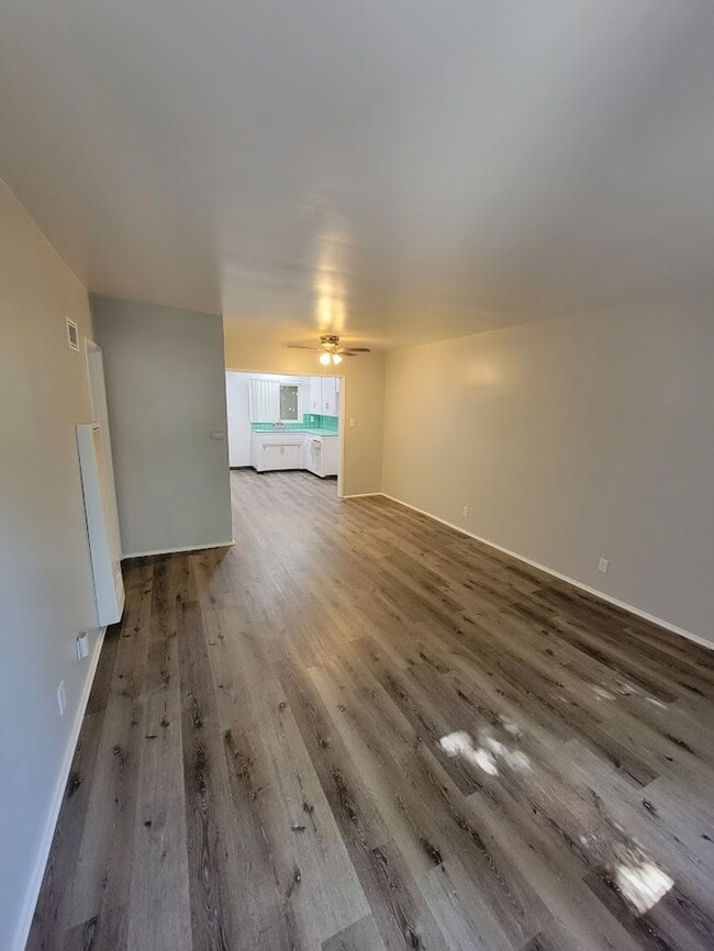 Building Photo - **RENT READY** 1BD/1BA CONDO