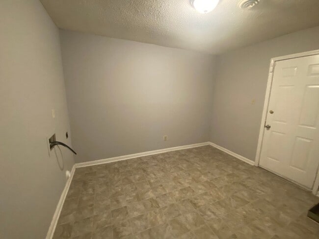 Building Photo - 5373 Sputnik Dr