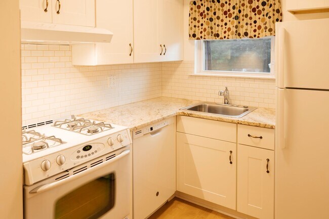 Building Photo - 1304 Normandy Ct