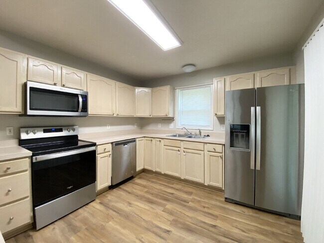 Building Photo - Home in Woodbridge With a Screened Porch and Private Backyard!