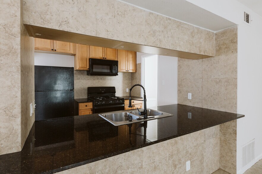 Building Photo - 1402 Fairfield Dr