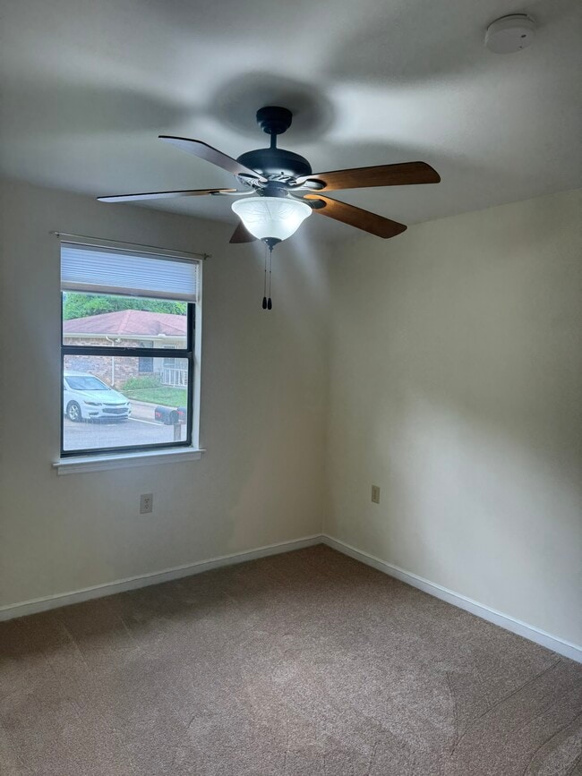 Building Photo - 369 Deer Lake Dr