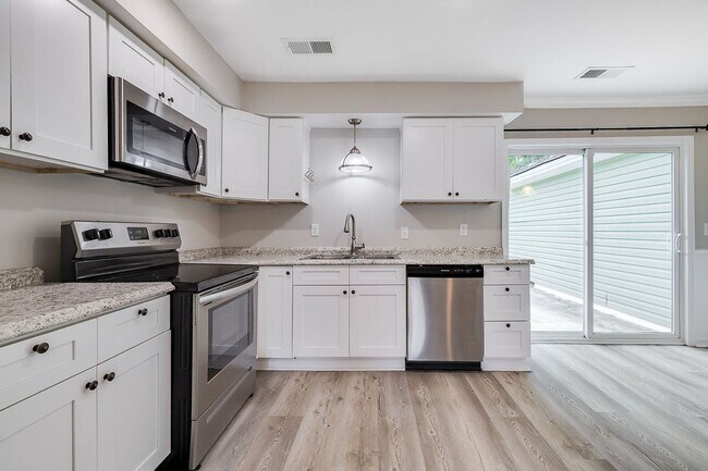 Building Photo - Freshly Painted 4 Bed Home on Huge Lot wit...