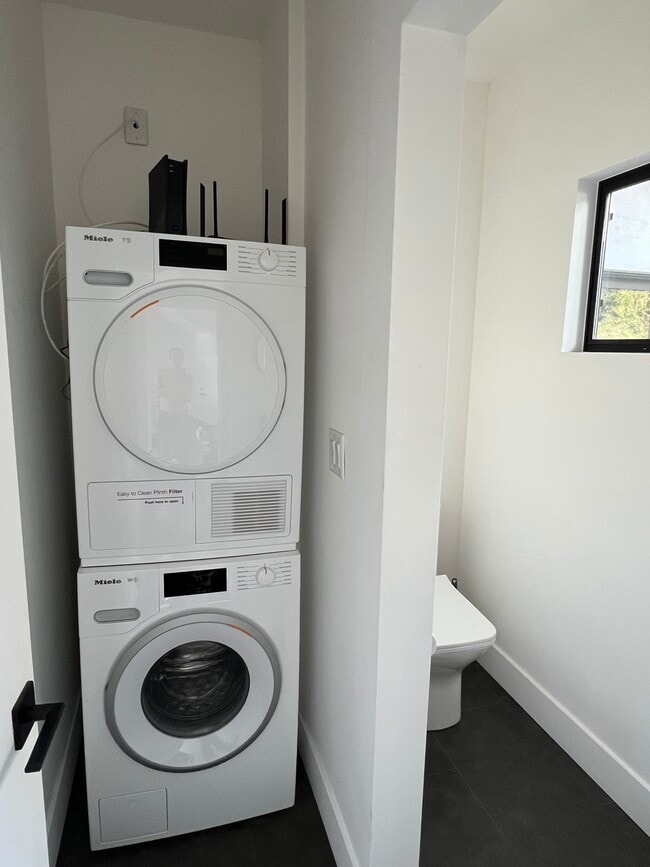 Building Photo - 353 Mariposa Dr