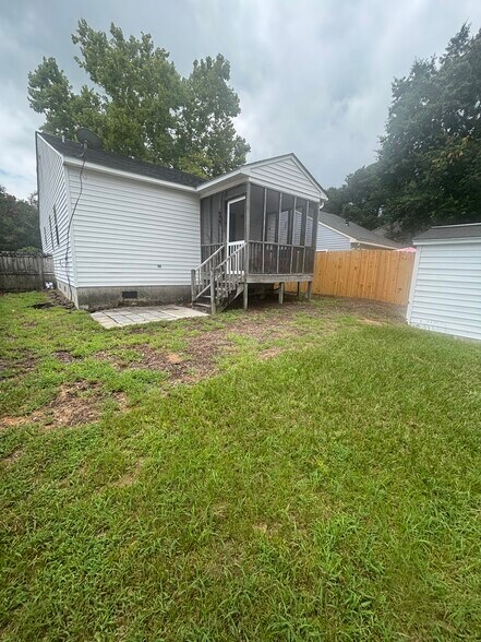 Fenced in yard - 4102 Winterberry Ct