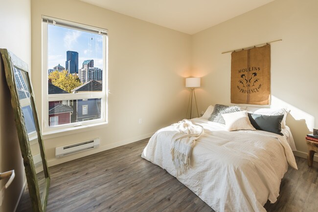 Building Photo - Reverb