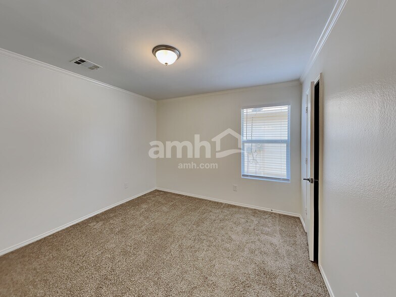 Building Photo - 9921 Thomas Jefferson Dr
