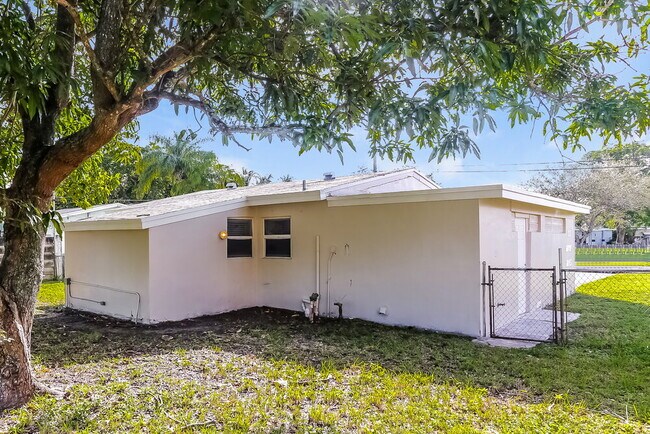 Building Photo - 710 NW 35th Ave