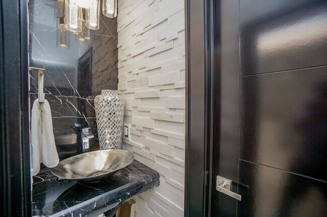 Building Photo - 5711 Sugar Hill Dr