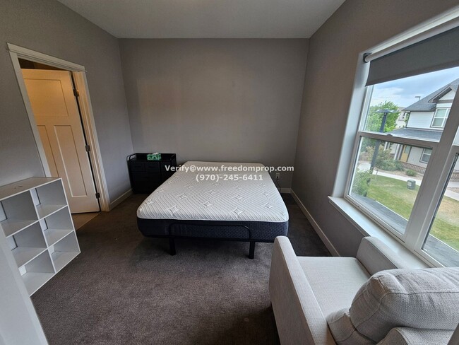 Building Photo - Beautiful Furnished 2bed 2.5 bath Townhome...