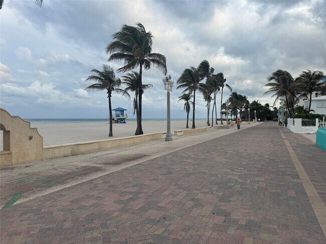 Building Photo - 323 Monroe St