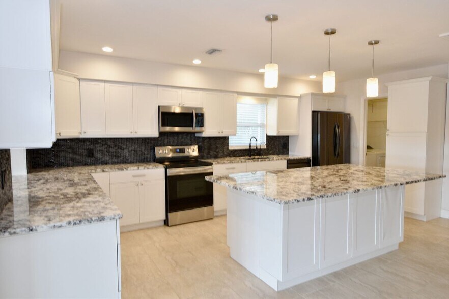 Building Photo - 3461 Lakeview Dr
