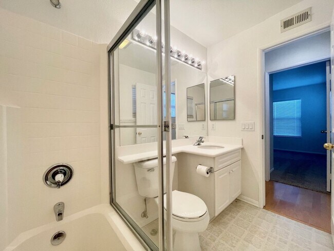 Building Photo - 2 Bedroom 2 Bath Condo with attached garage!