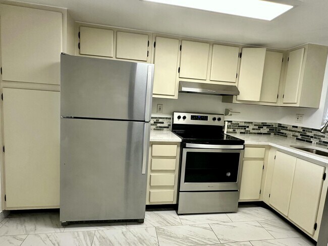 Building Photo - 3100 W Rolling Hills Cir