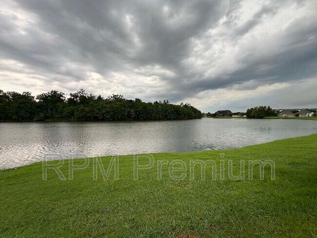 Building Photo - 6212 Lake Edge Dr