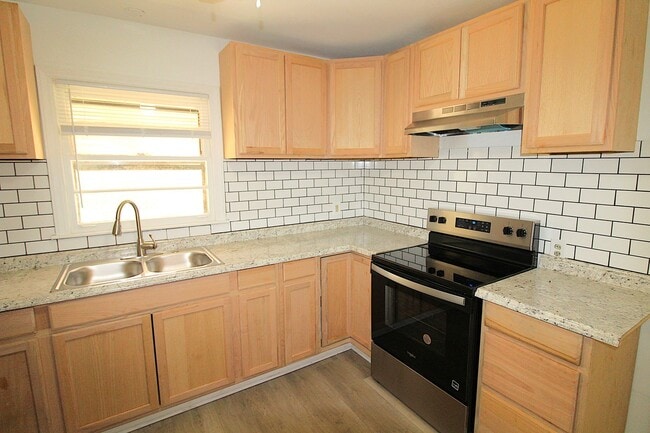 Building Photo - Cozy Remodeled Bungalow