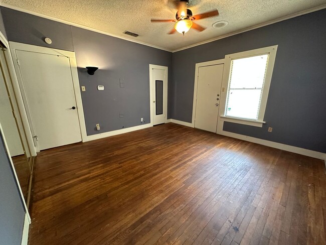 Building Photo - One Bedroom One Bath Duplex in TCU Area