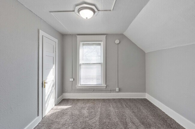 Building Photo - Don't Miss Out On This Amazing 3 bed 1 1/2...