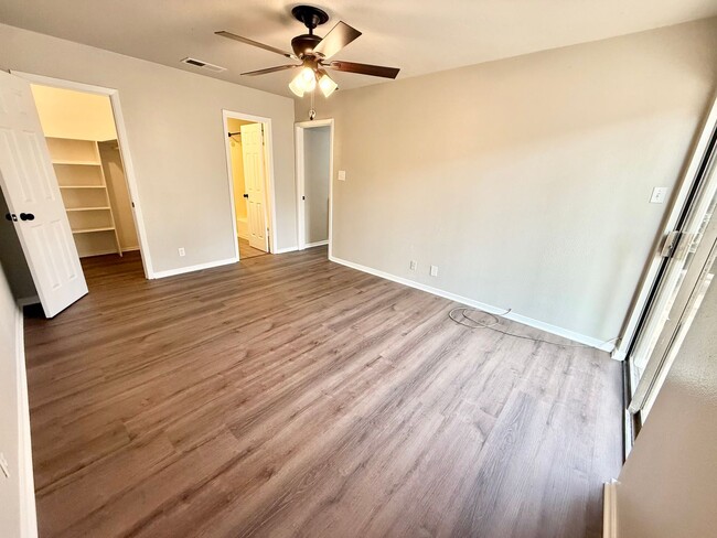 Building Photo - Newly renovated 2-bed/2-bath