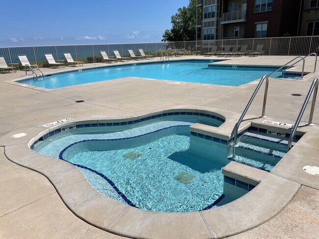 Lake View Outdoor Whirlpool & Heated Pool - 4100 S Lake Dr