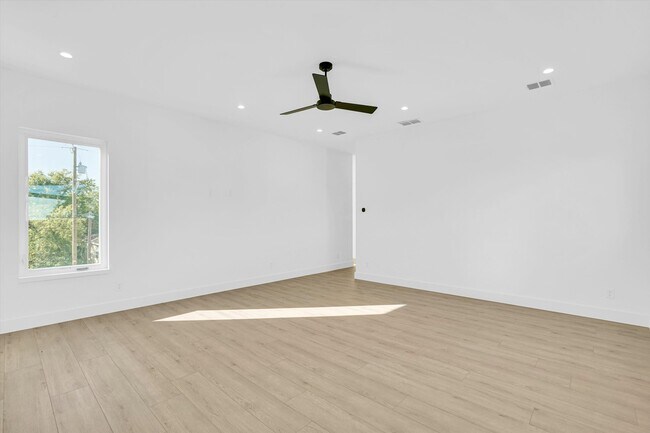 Building Photo - 1707 Nomas St