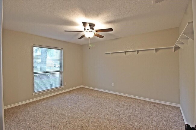 Building Photo - 2074 Shadow Rock Dr