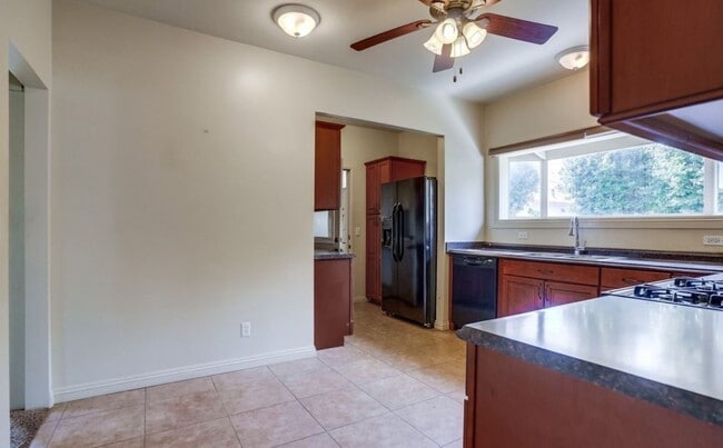 Building Photo - 6826 Hollenbeck St