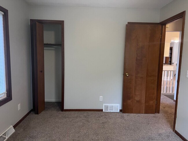 Building Photo - Three Bedroom Duplex in Rockford!