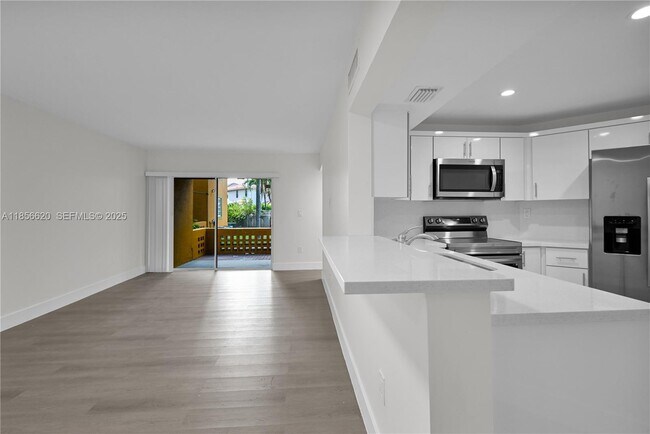 Building Photo - 9715 Fontainebleau Blvd